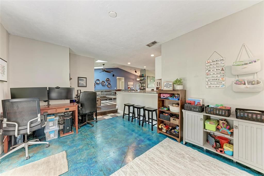 合同活跃: $799,000 (3 贝兹, 2 浴室, 1877 平方英尺)