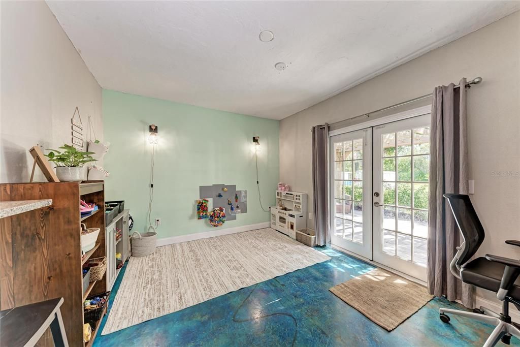 合同活跃: $799,000 (3 贝兹, 2 浴室, 1877 平方英尺)