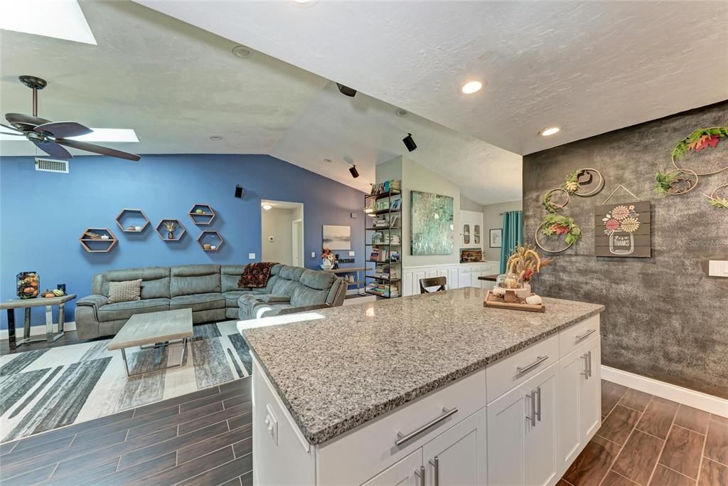 合同活跃: $799,000 (3 贝兹, 2 浴室, 1877 平方英尺)