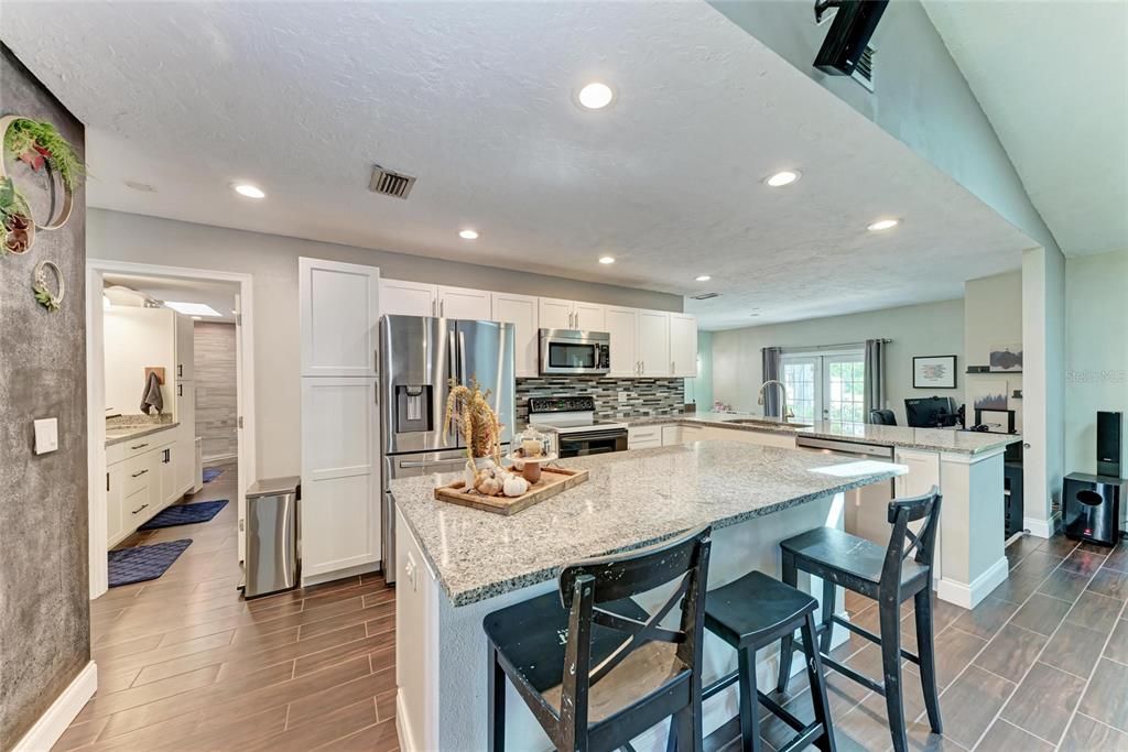 合同活跃: $799,000 (3 贝兹, 2 浴室, 1877 平方英尺)