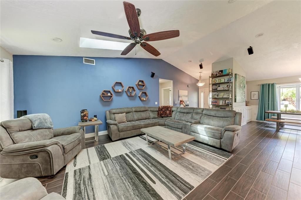 合同活跃: $799,000 (3 贝兹, 2 浴室, 1877 平方英尺)