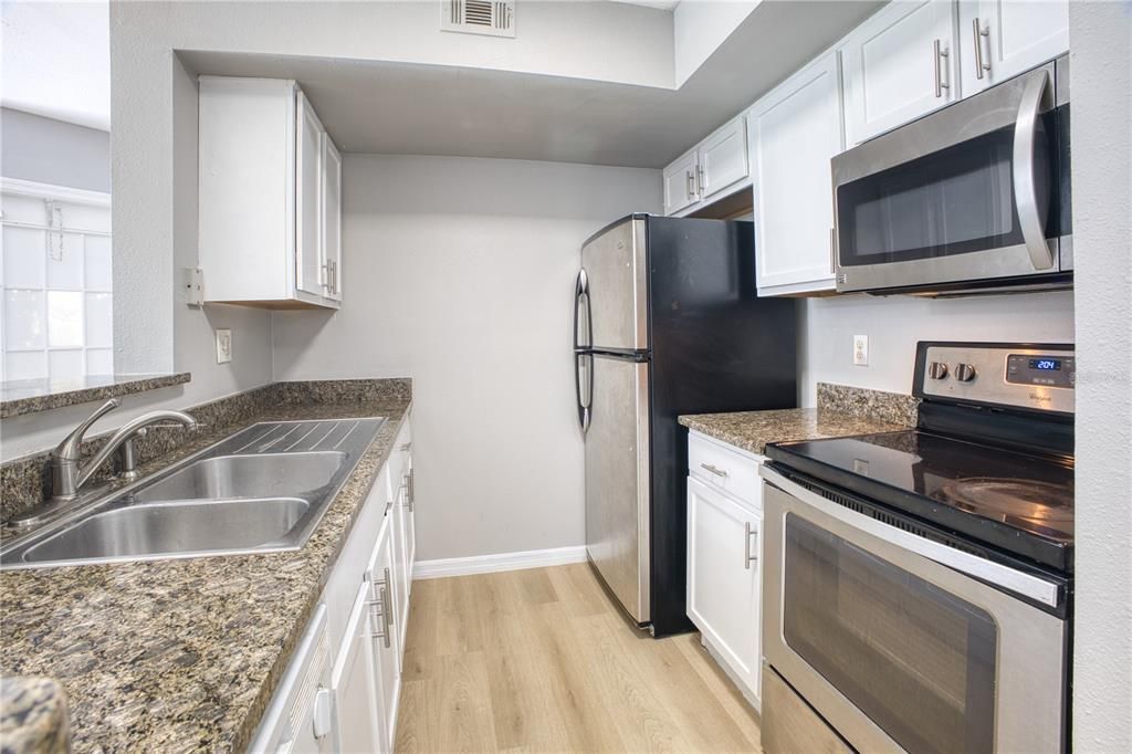 Под контрактом: $1,500 (2 спален, 2 ванн, 967 Квадратных фут)