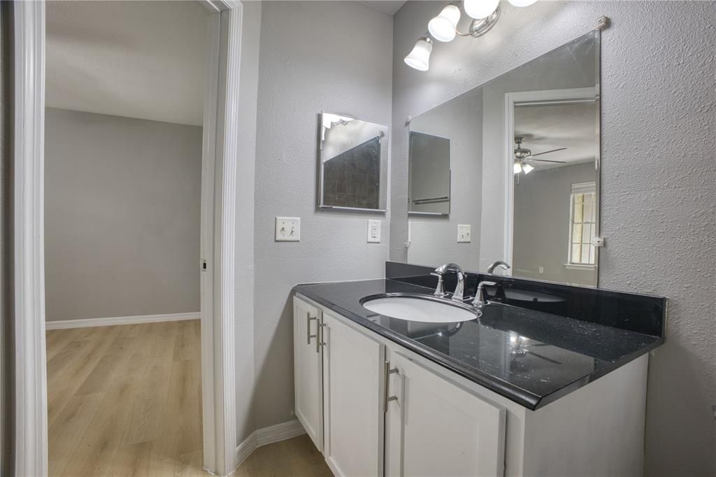 Под контрактом: $1,500 (2 спален, 2 ванн, 967 Квадратных фут)