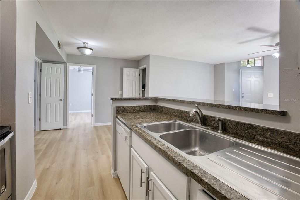 Под контрактом: $1,500 (2 спален, 2 ванн, 967 Квадратных фут)