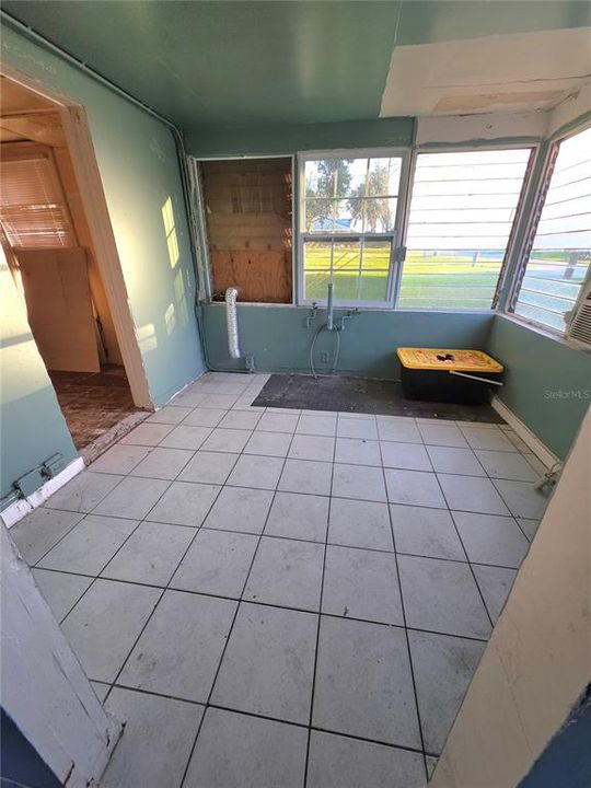 For Sale: $180,000 (4 beds, 2 baths, 752 Square Feet)