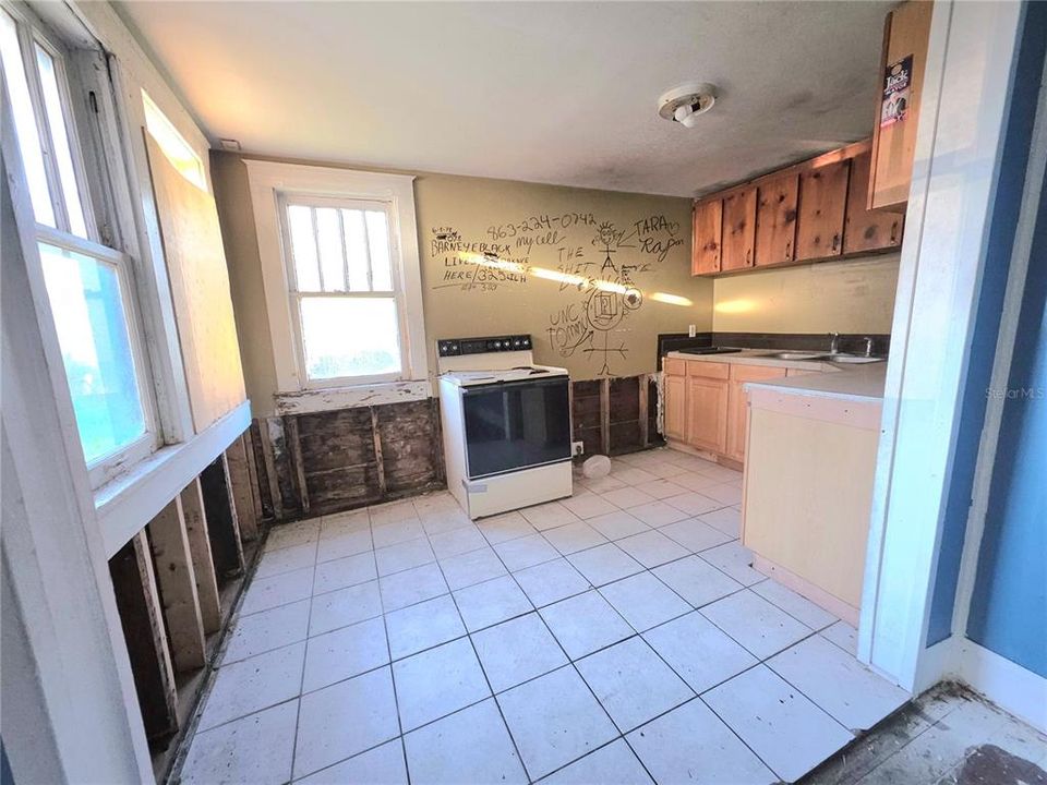 For Sale: $180,000 (4 beds, 2 baths, 752 Square Feet)