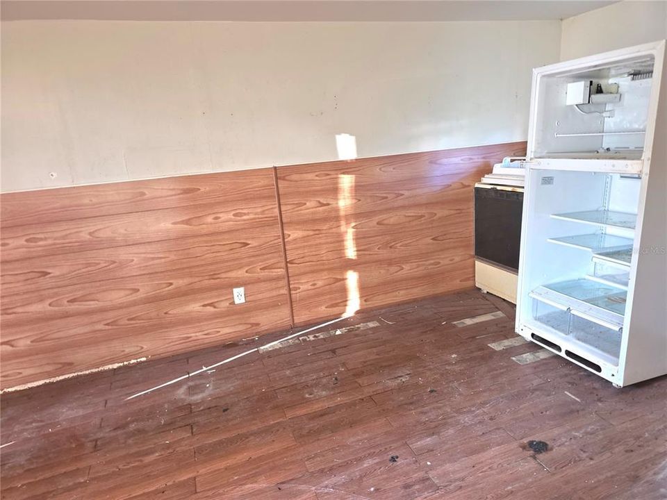 For Sale: $180,000 (4 beds, 2 baths, 752 Square Feet)