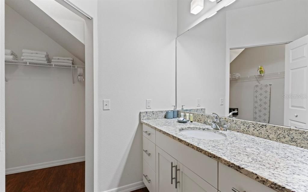 待售: $320,000 (4 贝兹, 3 浴室, 1694 平方英尺)