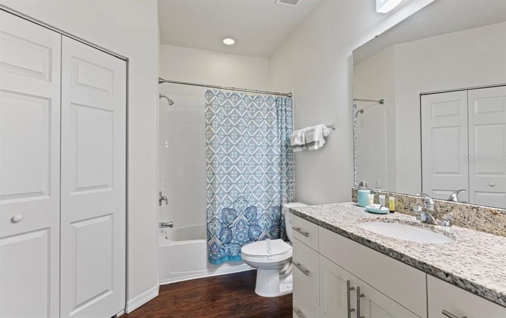 待售: $320,000 (4 贝兹, 3 浴室, 1694 平方英尺)