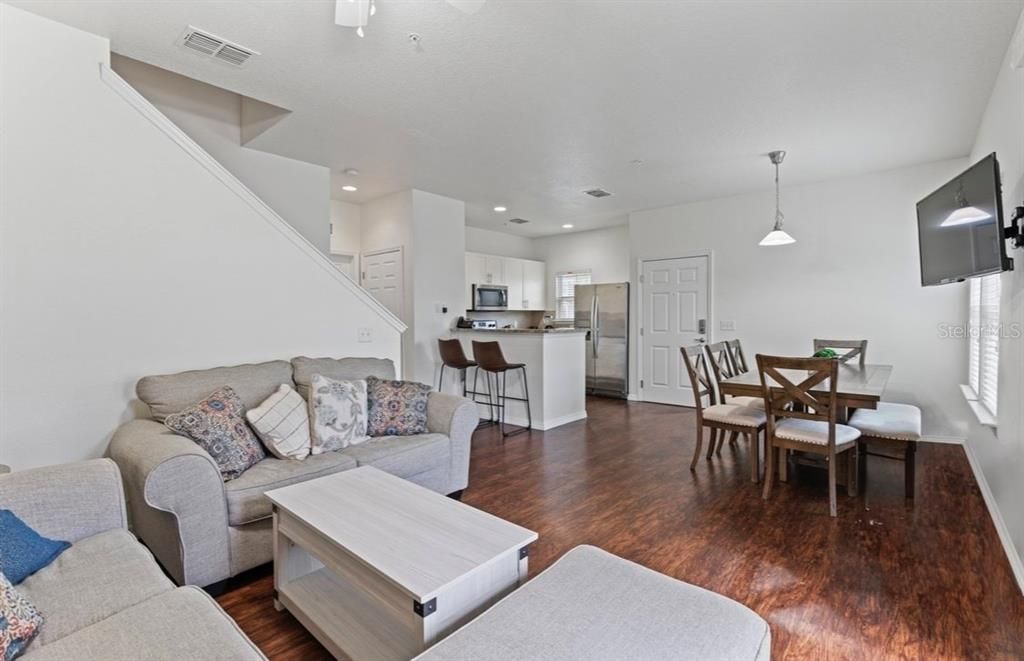 待售: $320,000 (4 贝兹, 3 浴室, 1694 平方英尺)