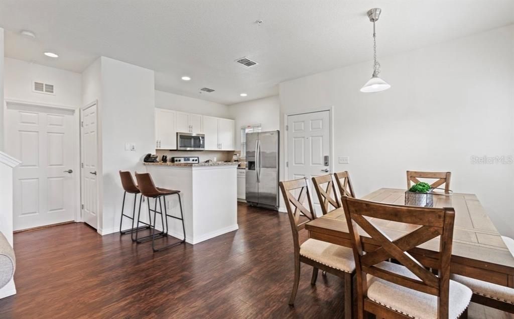 待售: $320,000 (4 贝兹, 3 浴室, 1694 平方英尺)