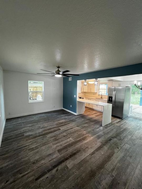 合同活跃: $279,000 (3 贝兹, 2 浴室, 1160 平方英尺)