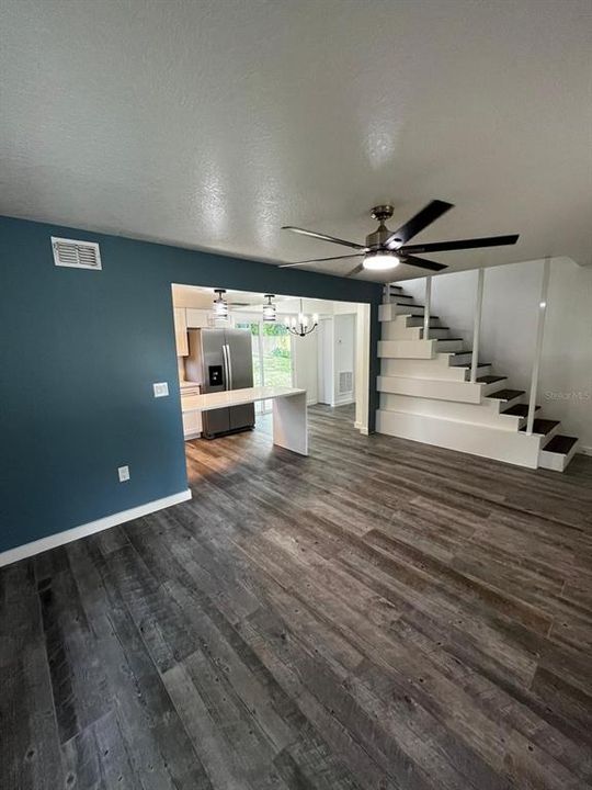 合同活跃: $279,000 (3 贝兹, 2 浴室, 1160 平方英尺)