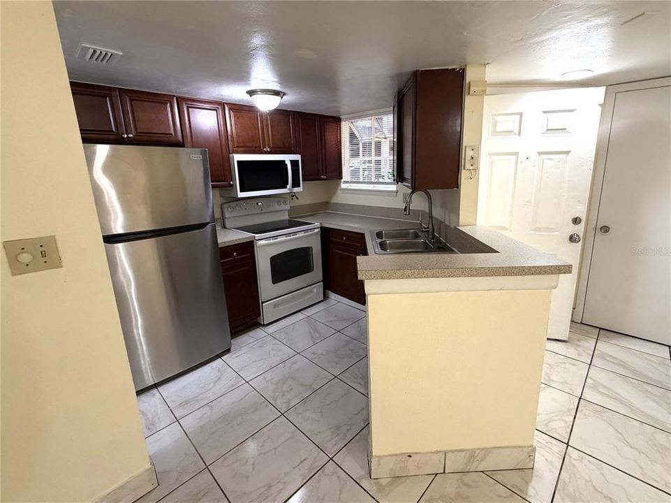 出租: $1,400 (2 贝兹, 2 浴室, 864 平方英尺)