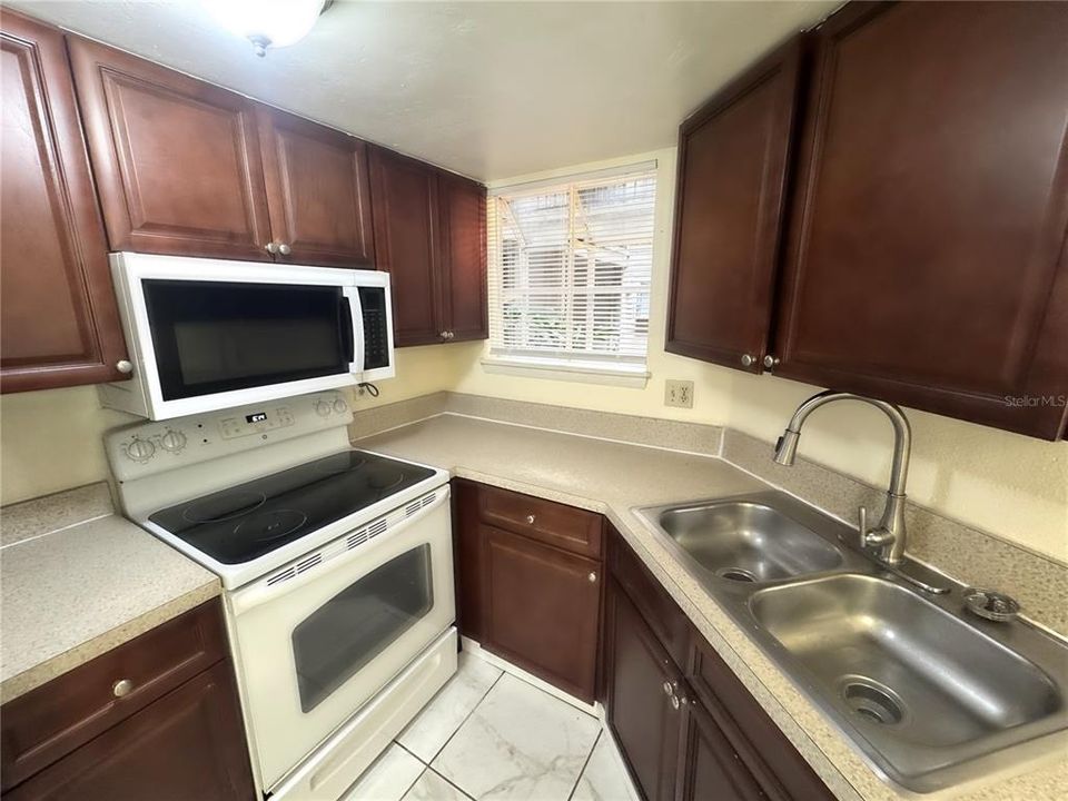 出租: $1,400 (2 贝兹, 2 浴室, 864 平方英尺)