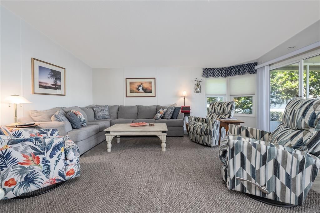 Active With Contract: $270,000 (2 beds, 2 baths, 1393 Square Feet)