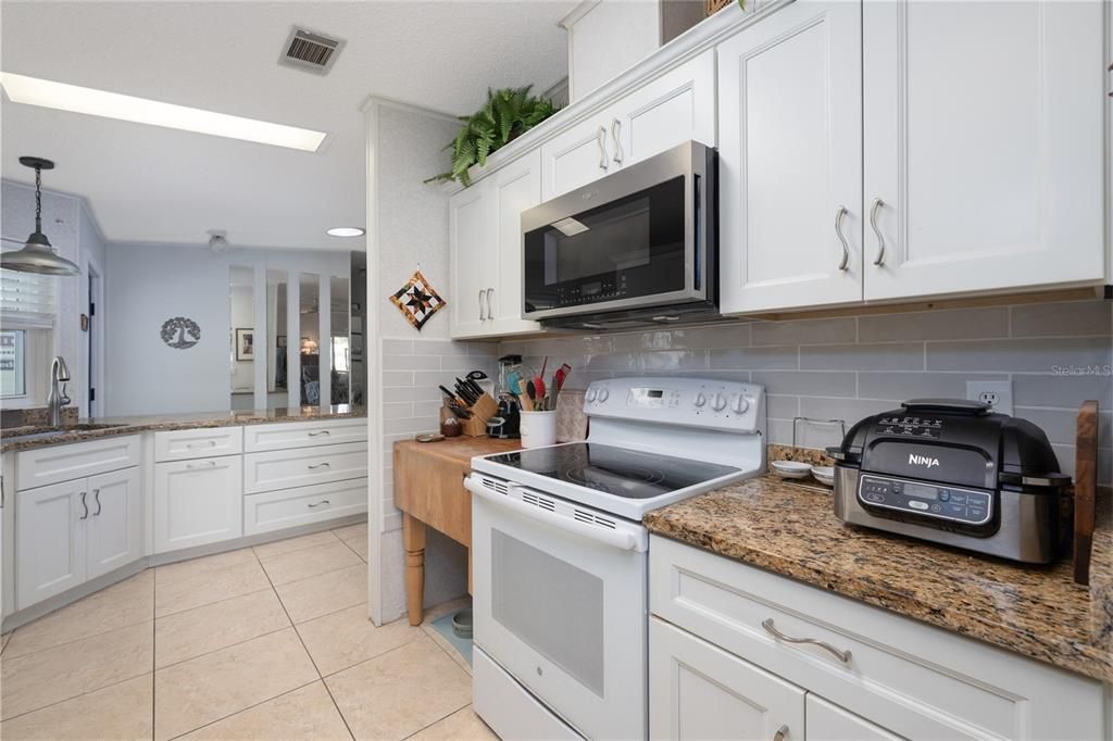 Active With Contract: $270,000 (2 beds, 2 baths, 1393 Square Feet)