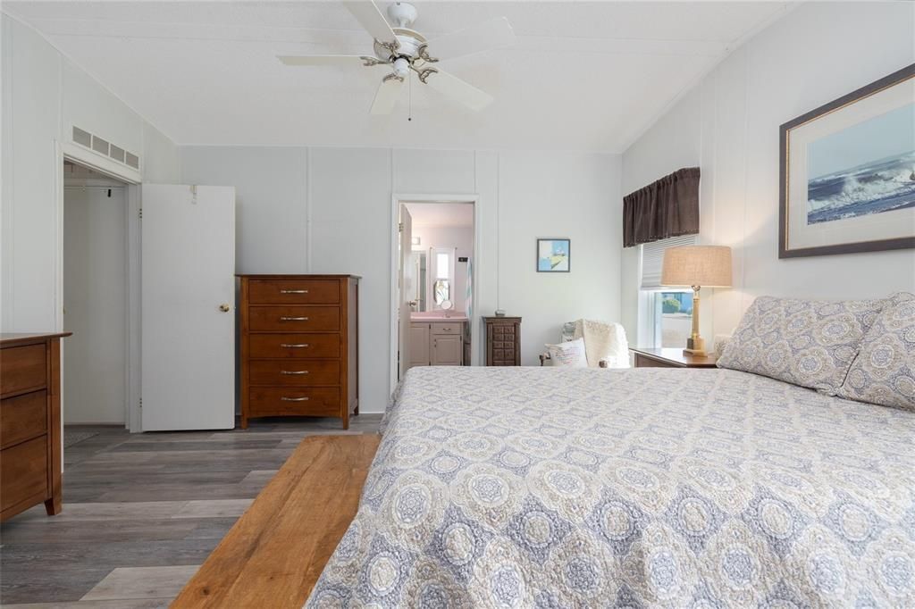 Active With Contract: $270,000 (2 beds, 2 baths, 1393 Square Feet)