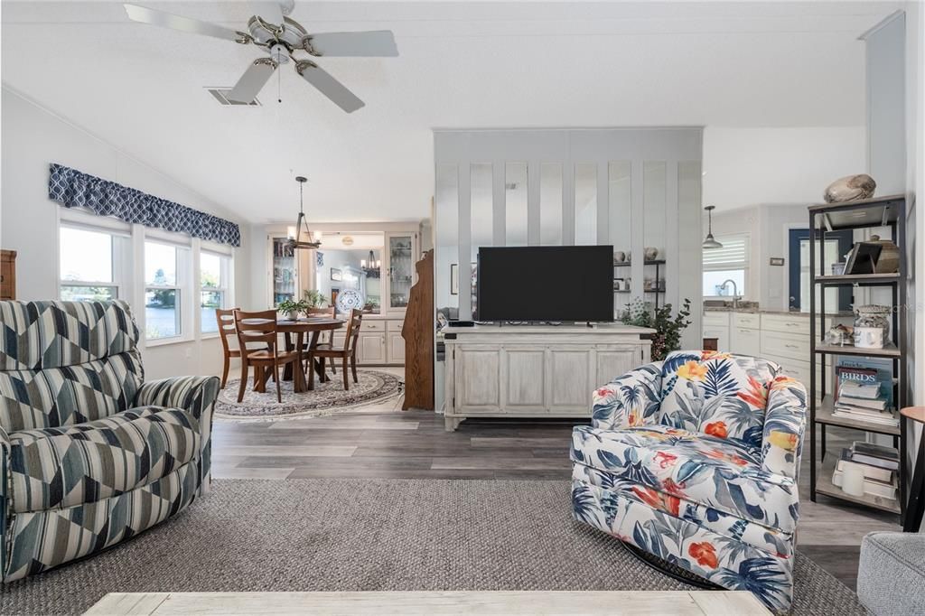 Active With Contract: $270,000 (2 beds, 2 baths, 1393 Square Feet)