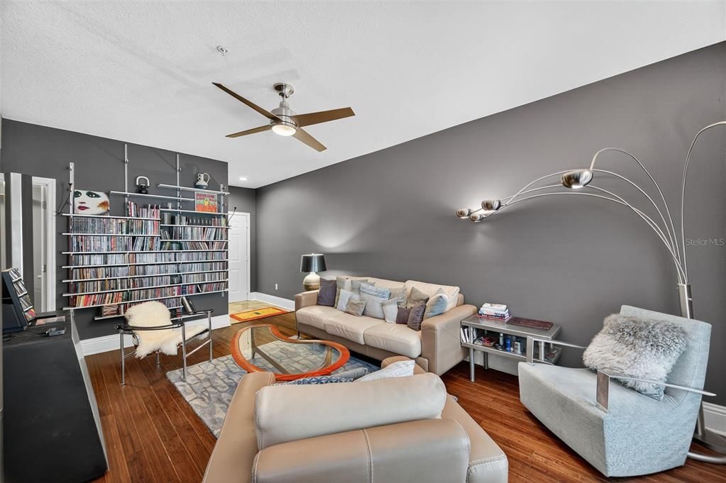 Active With Contract: $200,000 (1 beds, 1 baths, 1044 Square Feet)