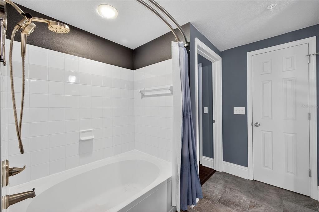 Active With Contract: $200,000 (1 beds, 1 baths, 1044 Square Feet)