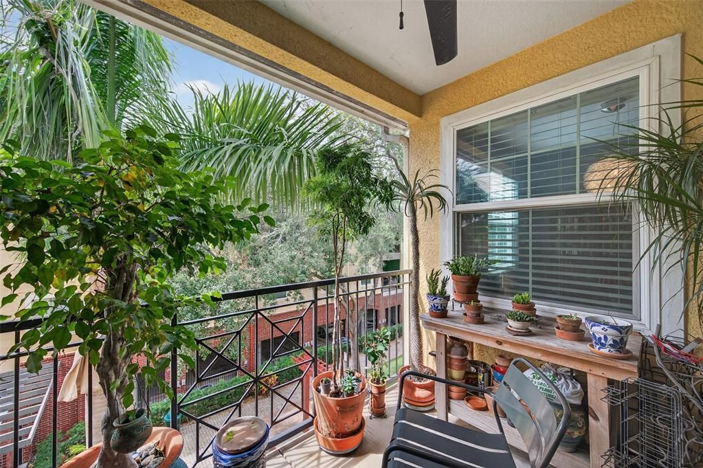 Active With Contract: $200,000 (1 beds, 1 baths, 1044 Square Feet)