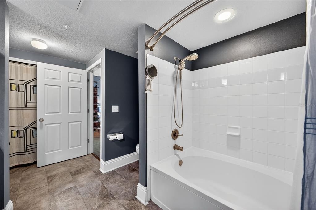 Active With Contract: $200,000 (1 beds, 1 baths, 1044 Square Feet)