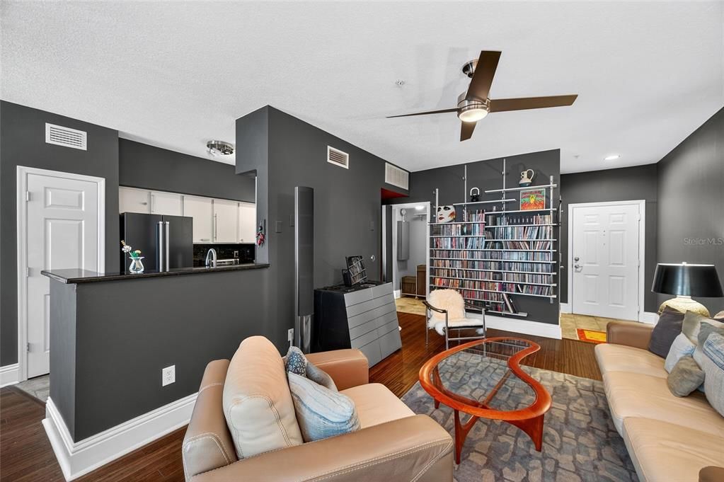 Active With Contract: $200,000 (1 beds, 1 baths, 1044 Square Feet)