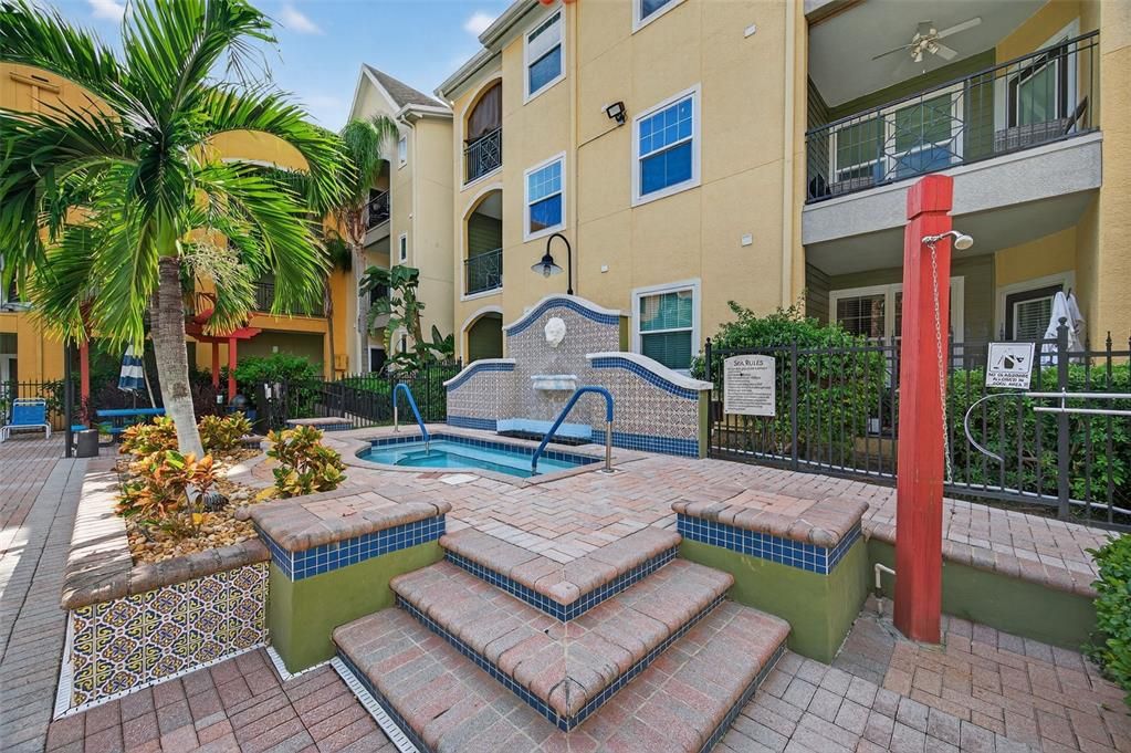 Active With Contract: $200,000 (1 beds, 1 baths, 1044 Square Feet)