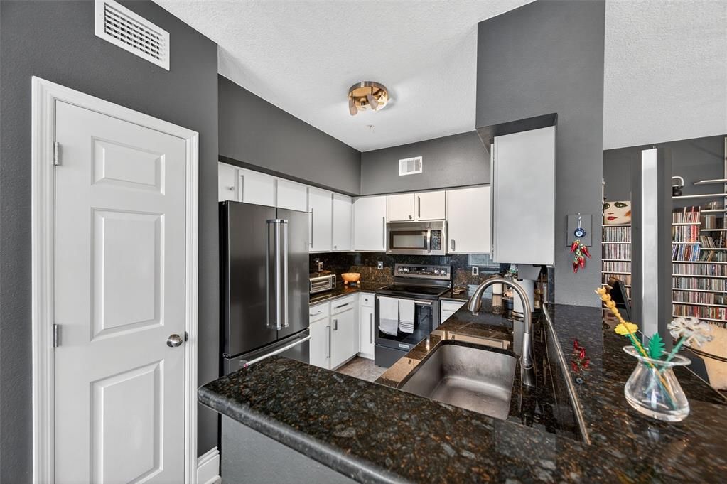 Active With Contract: $200,000 (1 beds, 1 baths, 1044 Square Feet)