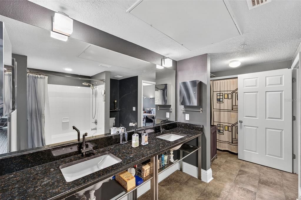Active With Contract: $200,000 (1 beds, 1 baths, 1044 Square Feet)