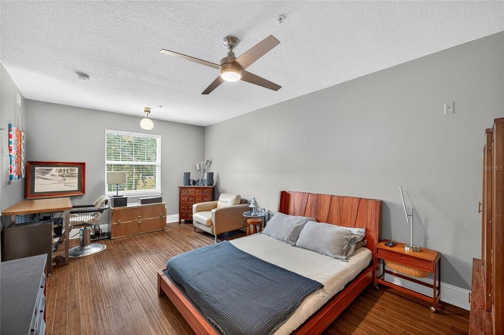 Active With Contract: $200,000 (1 beds, 1 baths, 1044 Square Feet)