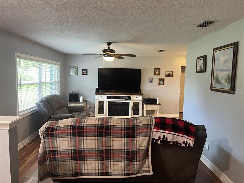 На продажу: $319,900 (3 спален, 2 ванн, 1495 Квадратных фут)