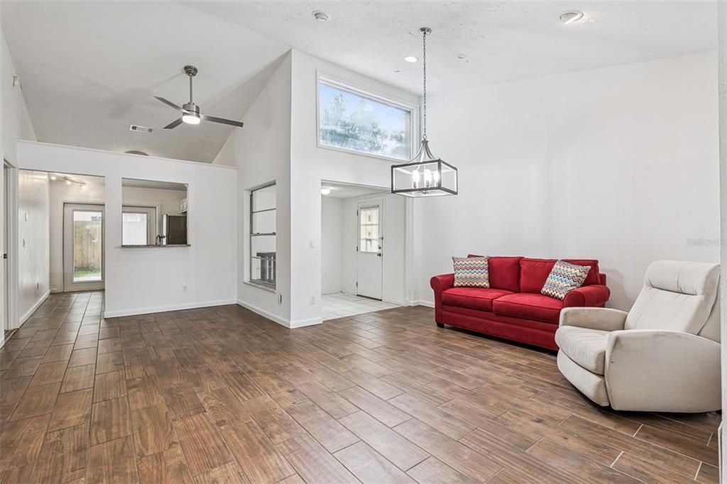 For Sale: $274,900 (2 beds, 1 baths, 1249 Square Feet)