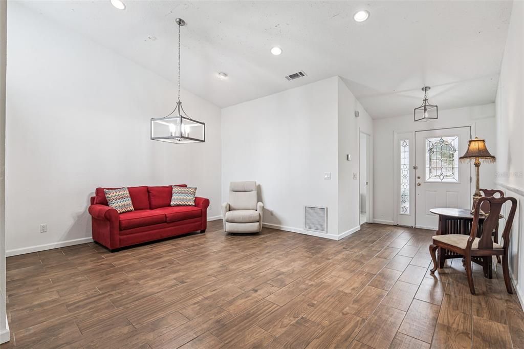 For Sale: $274,900 (2 beds, 1 baths, 1249 Square Feet)