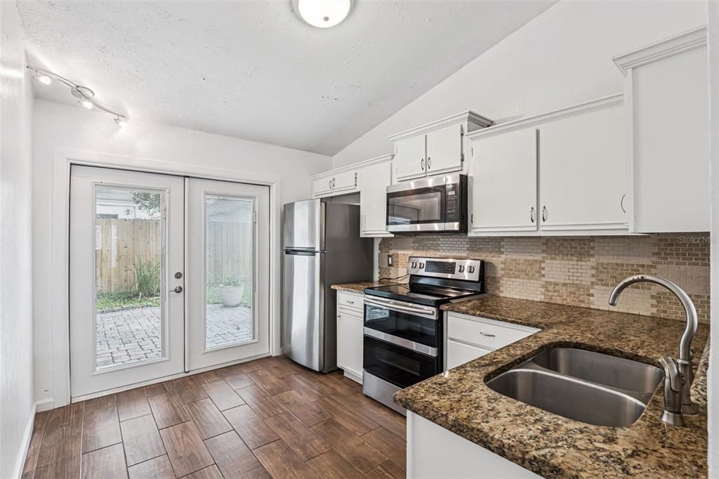 For Sale: $274,900 (2 beds, 1 baths, 1249 Square Feet)