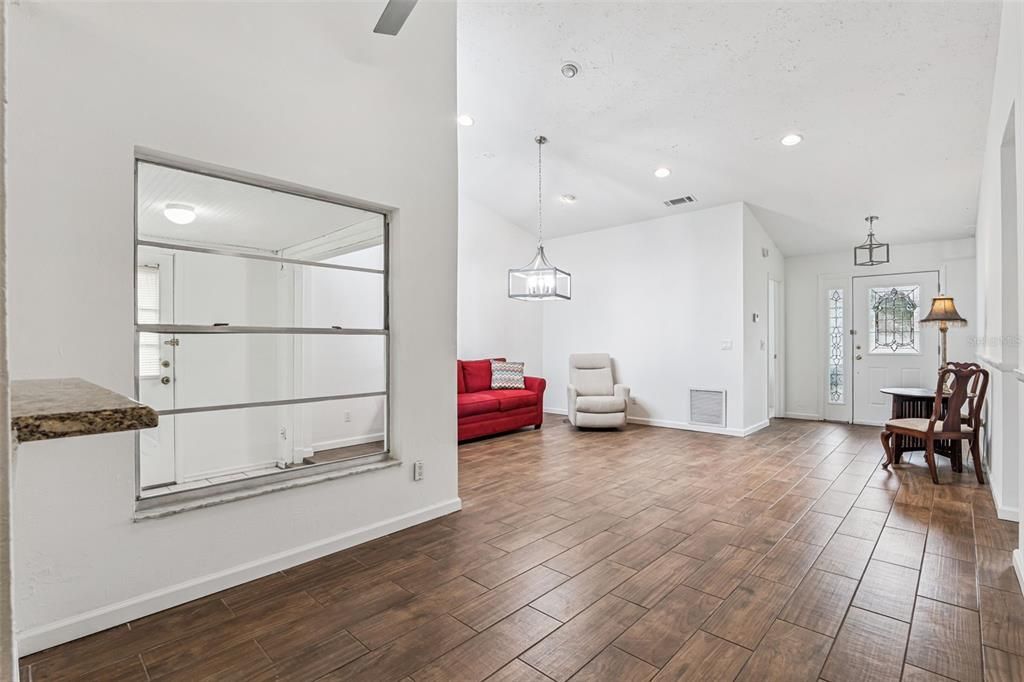 For Sale: $274,900 (2 beds, 1 baths, 1249 Square Feet)