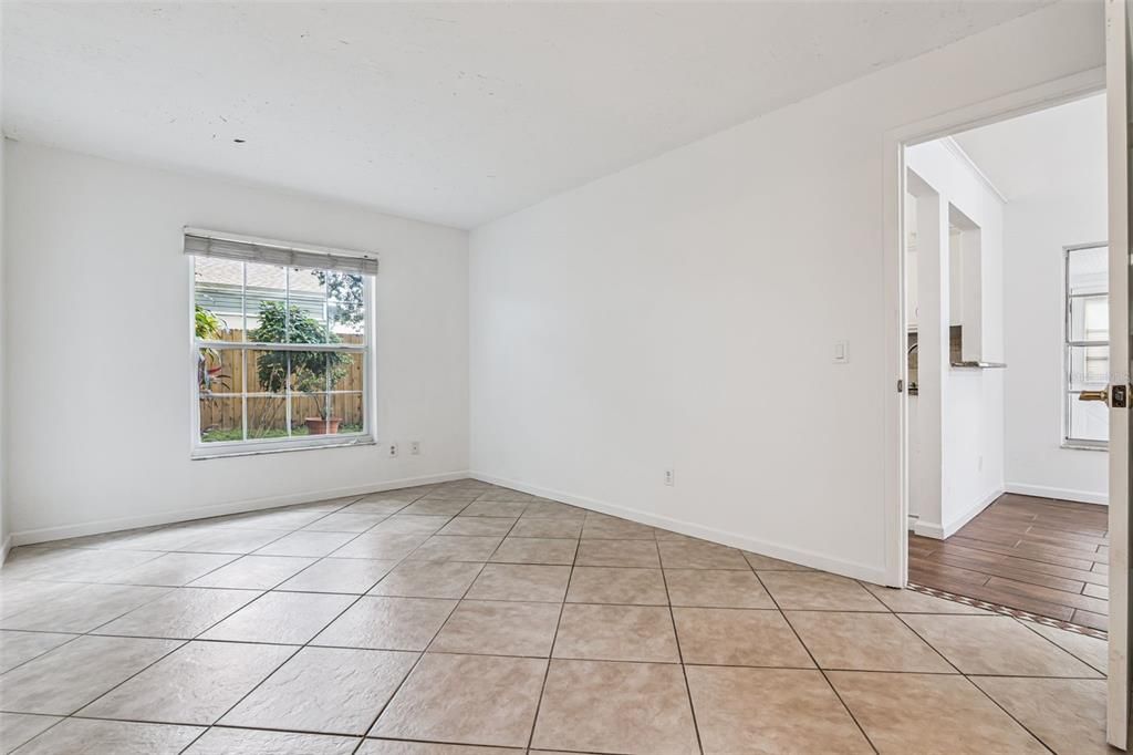 For Sale: $274,900 (2 beds, 1 baths, 1249 Square Feet)