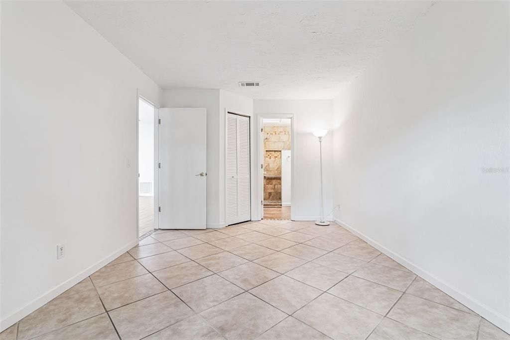 For Sale: $274,900 (2 beds, 1 baths, 1249 Square Feet)