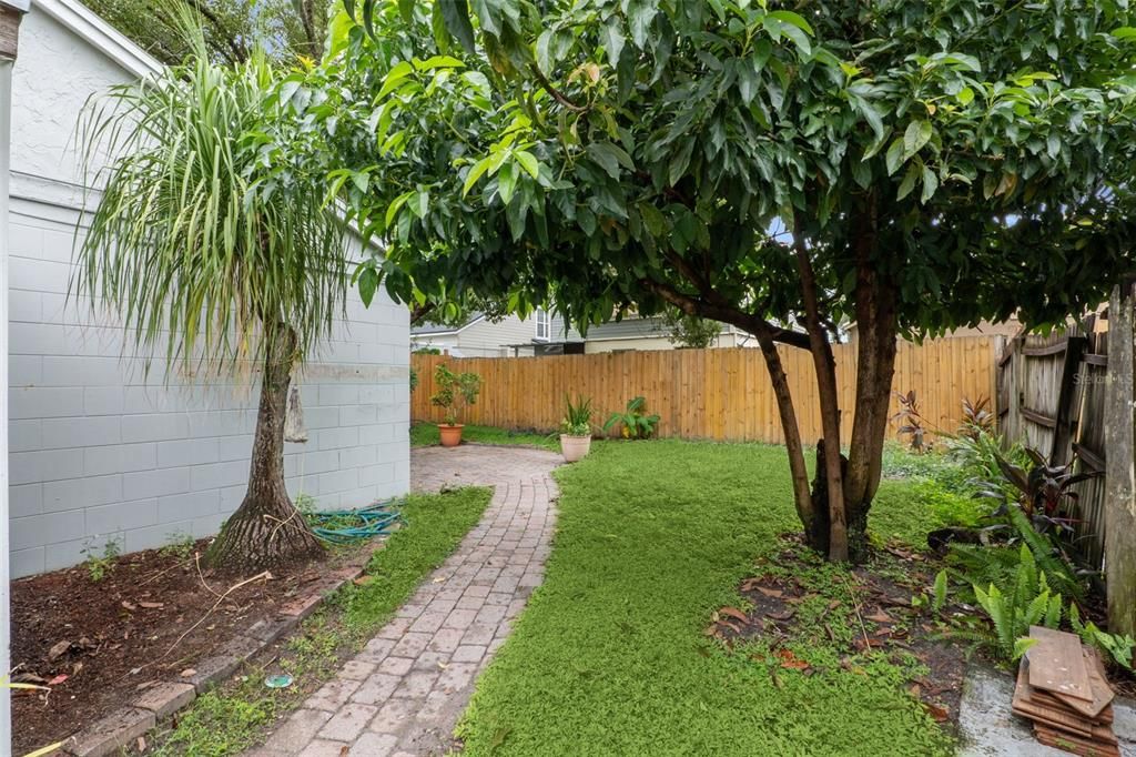 For Sale: $274,900 (2 beds, 1 baths, 1249 Square Feet)