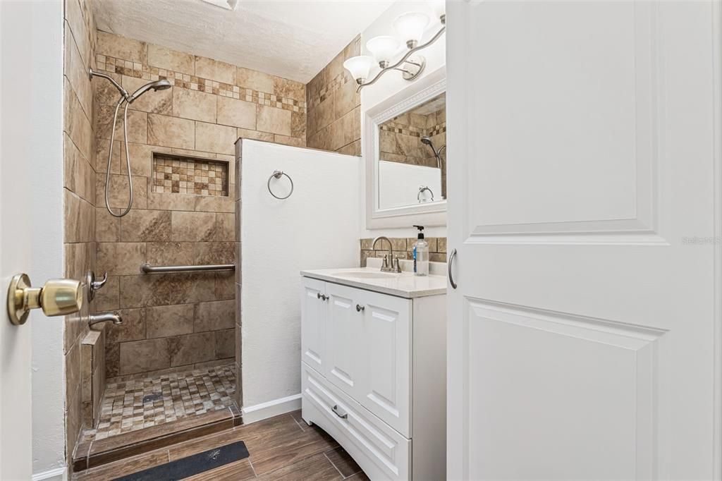 For Sale: $274,900 (2 beds, 1 baths, 1249 Square Feet)