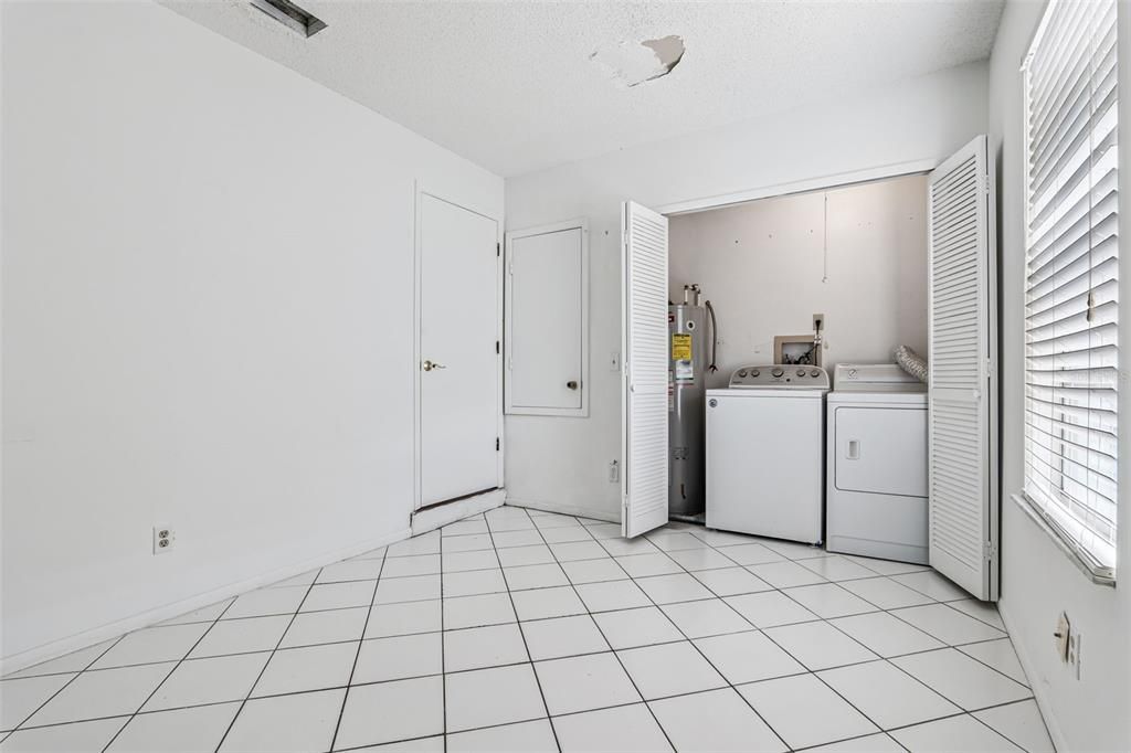 For Sale: $274,900 (2 beds, 1 baths, 1249 Square Feet)