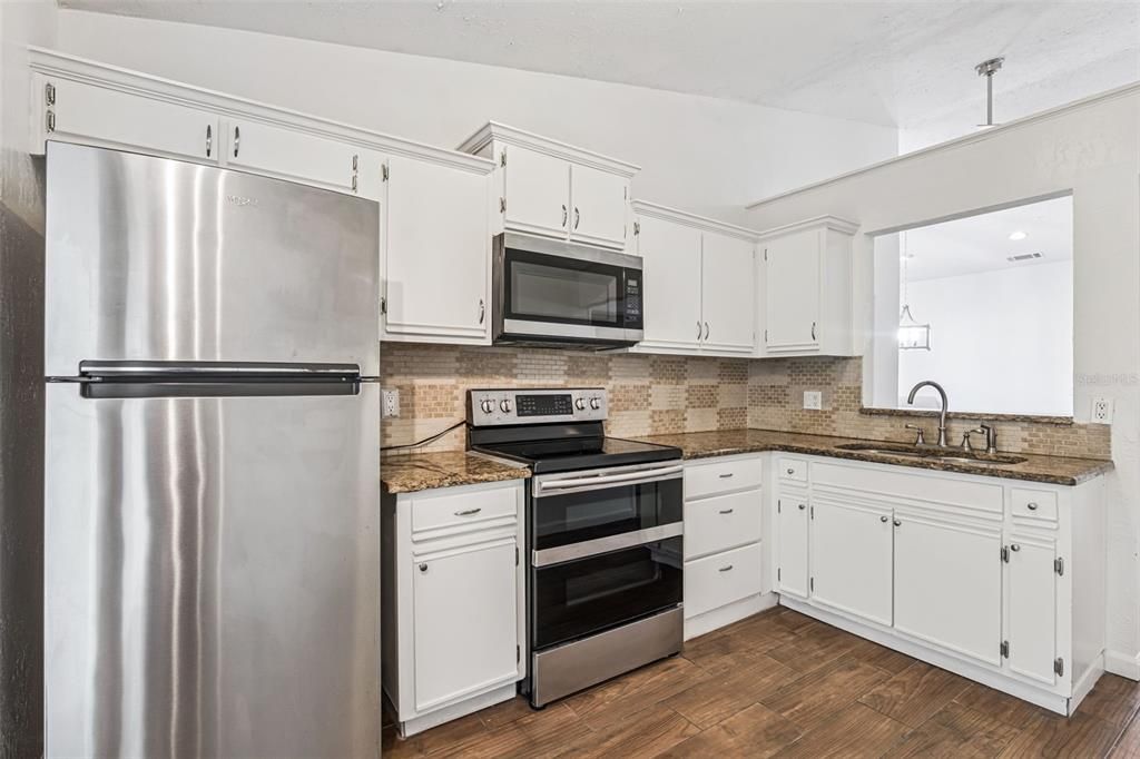 For Sale: $274,900 (2 beds, 1 baths, 1249 Square Feet)