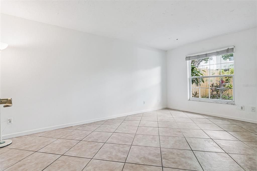 For Sale: $274,900 (2 beds, 1 baths, 1249 Square Feet)