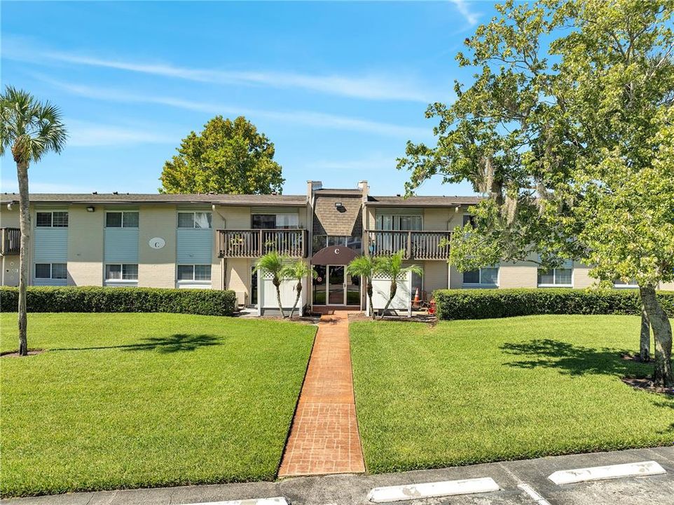 For Sale: $130,000 (2 beds, 1 baths, 881 Square Feet)