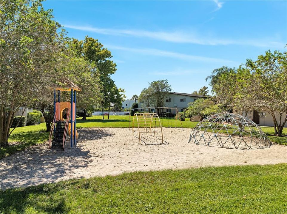 For Sale: $130,000 (2 beds, 1 baths, 881 Square Feet)