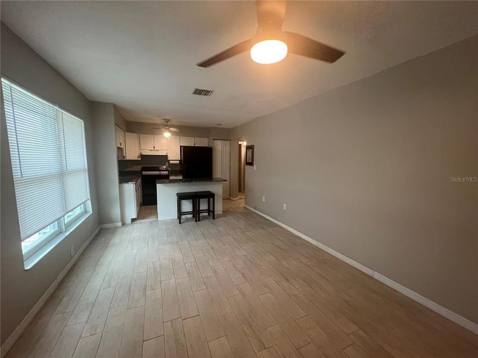 Active With Contract: $1,200 (1 beds, 1 baths, 550 Square Feet)