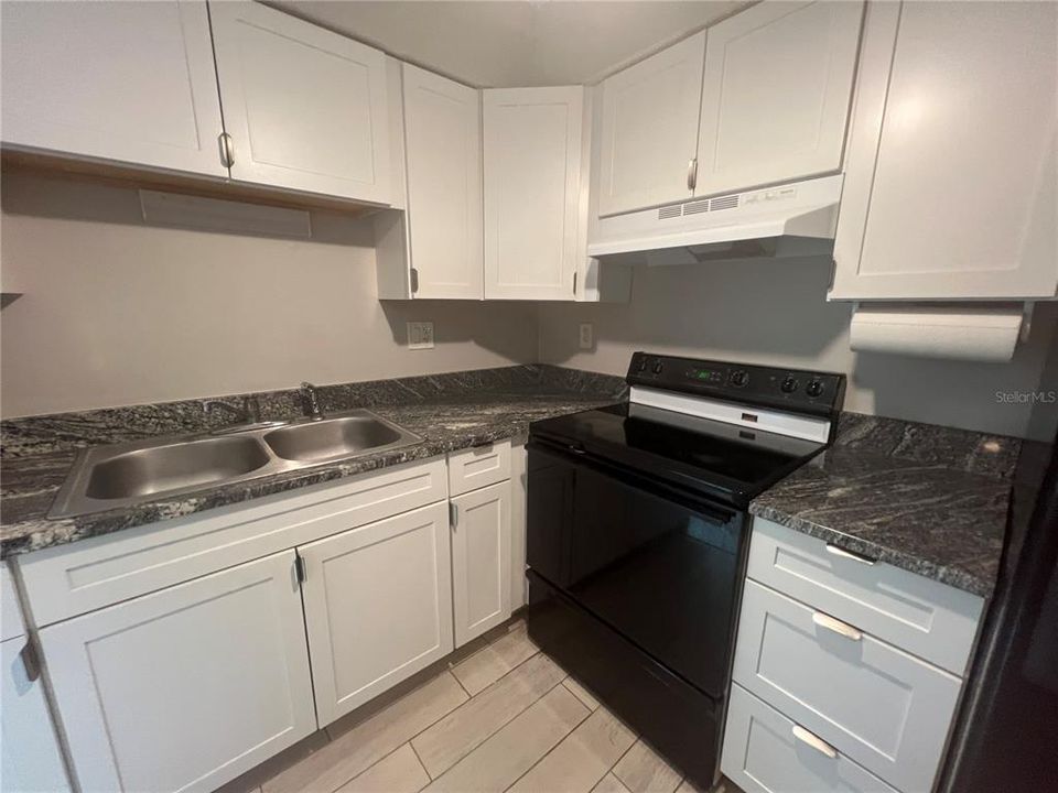 Active With Contract: $1,200 (1 beds, 1 baths, 550 Square Feet)
