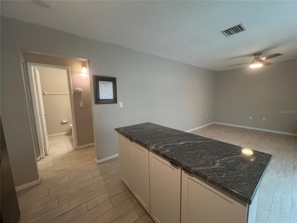 Active With Contract: $1,200 (1 beds, 1 baths, 550 Square Feet)