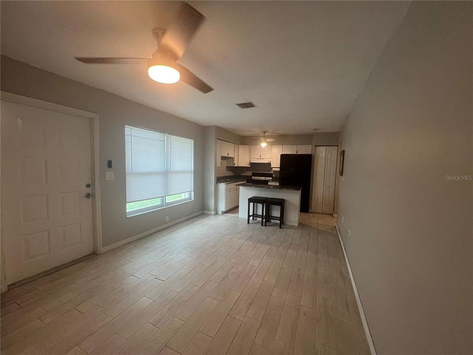 Active With Contract: $1,200 (1 beds, 1 baths, 550 Square Feet)
